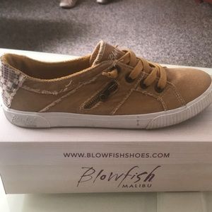 Blowfish Size 10 Sneaker Shoe